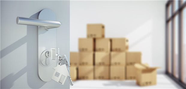 Verwaltungsgerichtshof: Bei einem Umzug das Versorgungswerk nicht vergessen Offene Tür vor heller Wohnung mit Umzugskartons