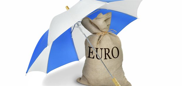 Regierung: Krankenkassen haben 1,1 Milliarden Euro in Spekulationsgeschäfte investiert Das Foto zeigt einen Sack mit der Aufschrift "Euro" sowie darüber einen Regenschirm.