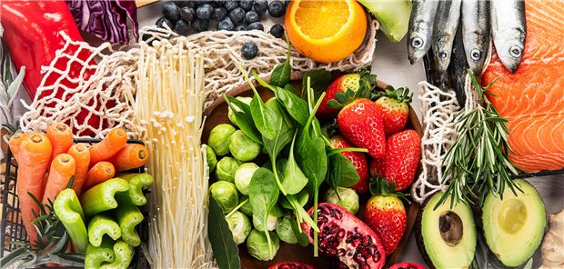 Durch antientzündliche Ernährung das Gichtrisiko senken – das glückt Frauen besser als Männern Nahaufnahme von Lebensmittel, die Teil einer entzündungshemmende Ernährung sind.