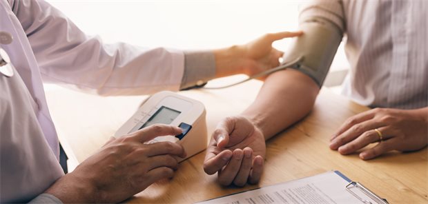 5 typische Fehler bei der Blutdruckmessung in der Praxis – und wie Sie es richtig machen Unterarm auf dem Tisch, Oberarmmanschette in der korrekten Größe, validiertes Messgerät: So können sich Ärzte und Patienten auf die gemessenen Blutdruckwerte verlassen.