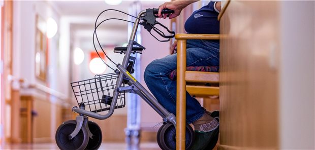 „Mit dem Rücken zur Wand“: Wachsende Sorgen um die soziale Pflegeversicherung Ein Bewohner sitzt mit seinem Rollator auf einem Flur in einem Pflegeheim.