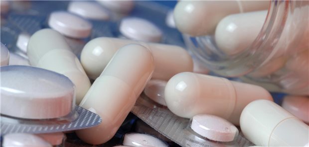 Verschreibungen von ADHS-Medikamenten in den letzten Jahren gestiegen Viele Medikamente auf einem Haufen. Einige sind verpackt, anndere liegen lose rum.