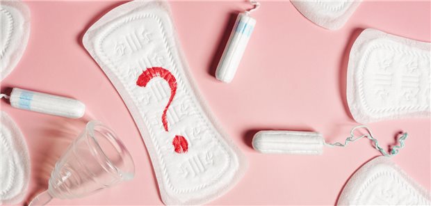 Amenorrhoe: Was ein unregelmäßiger Zyklus über die Gesundheit aussagt Verschiedene Menstruationsprodukte sind nebeneinander gelegt. Auf einer Slipeinlage steht ein Fragezeichen.