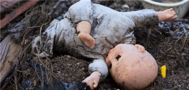 Umgang mit Trauma und PTBS: Was kann die Hausarztpraxis leisten? Eine Puppe liegt dreckig auf dem Boden.