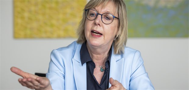 Hitze, Hitze, Hitze: Ersatzkrankenkassen nehmen die Länder in die Pflicht Die Vorstandsvorsitzende des Ersatzkrankenkassen-Verbandes Ulrike Elsner in einem Interview.