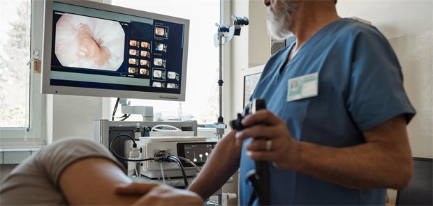 Magenspiegelungen: Nicht unüberlegt überweisen Arzt macht eine Ösophagogastroduodenoskopie