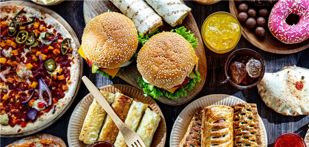 Gesundheitsschädliche Nahrung – eine globale Krise? Bild mit Burgern, Süßigkeiten und Gebäck