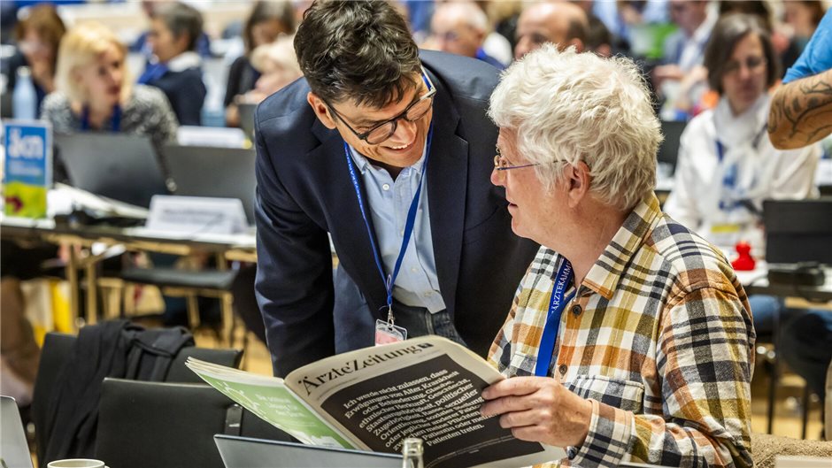 Viele kluge Köpfe hinter der aktuellen Ausgabe der Ärzte Zeitung - im Saal auf d...