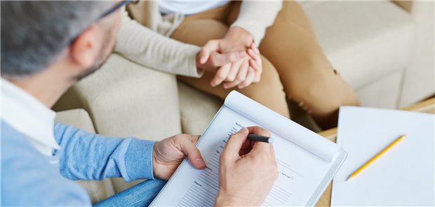 MEDI fordert Psychotherapeuten auf, gegen Honorarkürzung zu klagen Ein Psychotherapeut macht Notizen während einer Sitzung.