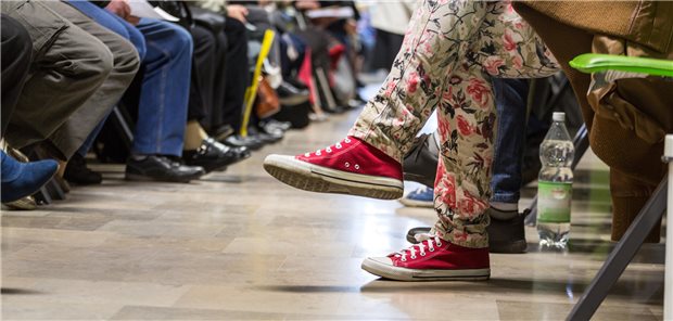 Grippe-Welle: Aktuell hohe Anzahl an Arztbesuchen wegen Atemwegserregern Viele Menschen sitzen im Wartezimmer