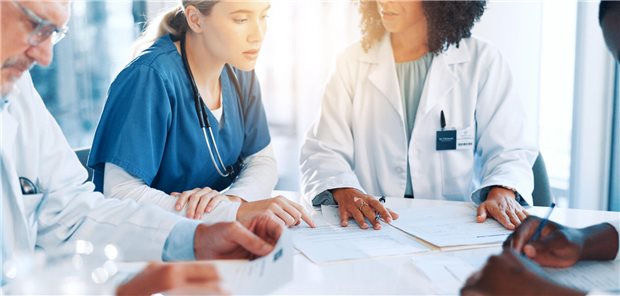 Physician Assistants: Könnte Heilpraktiker-Kombi für mehr Rechtssicherheit sorgen? Ärzte arbeiten zusammen