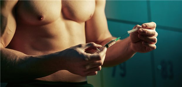 Sport und Hormone – von sportassoziierter Amenorrhoe bis Doping im Fitnessstudio Nackter Oberkörper eines durchtrainierten Mannes mit einer Anabolika-Spritze in der Hand