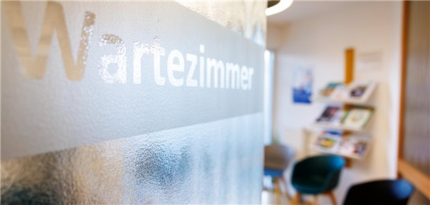 Ein Systemwechsel als „digitales Hütchenspiel“ – oder als „Mammutstrukturreform“? „Wartezimmer“ ist auf der Tür eines Wartezimmers in einer Arztpraxis zu lesen.