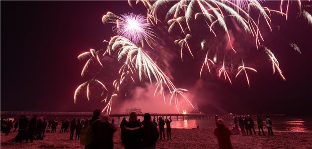 Ärztekammer Niedersachsen: Bei Feuerwerk muss Gesundheit vor Tradition greifen! Feuerwerk auf Brücke abgeschossen
