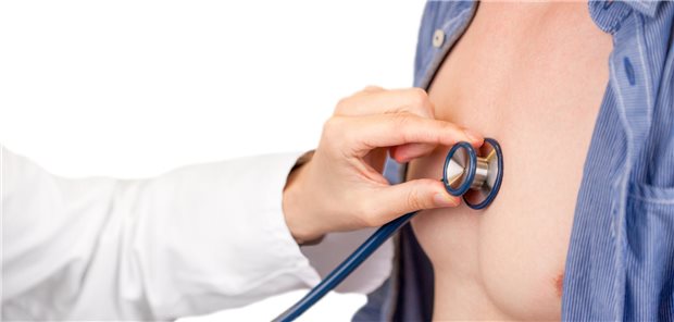 Screenings und DMP-Öffnung: Lauterbach will Vorsorgemedizin in Praxen stärken Arzt hört Patienten ab.