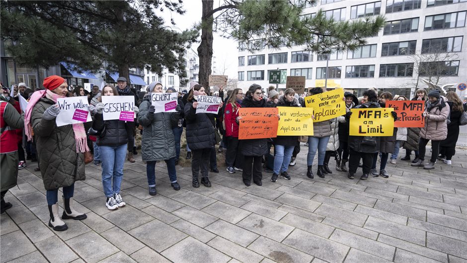 Während es in anderen Teilen der Republik regnete, gönnte Petrus den protestierenden MFA in Berlin angenehmes Demo-Wetter.