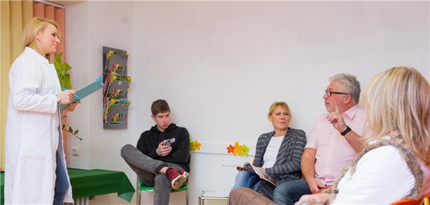 Lange Wartezeiten in Arztpraxen: Haben Patienten Anspruch auf Entschädigung? Ärztin ruft Patienten auf