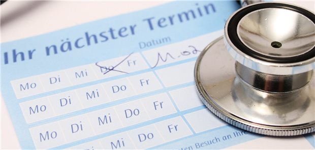 So wirken sich Engpässe bei Facharztterminen im Alltag aus: ein Hausarzt und ein Kardiologe berichte Ein Stethoskop liegt auf einer Notiz, auf der der nächste Arzttermin notiert ist.