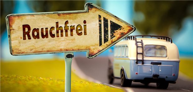 Wie Sie Ihre Patienten beim Rauchstopp unterstützen können Bus, der in Richtung Rauchfreiheit fährt.