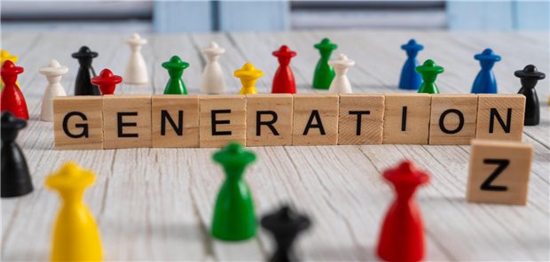 Generation Z: Seltener und manchmal anders krank als Kollege Boomer Spielfiguren vor einem Holzschild mit der Aufschrift "Generation Z"