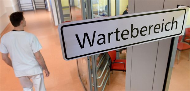 BARMER: Ohne verpflichtende Ersteinschätzung droht die Notfallreform ins Leere zu laufen Ein Pfleger blickt in den Wartebereich der Notaufnahme-Station eines Krankenhauses.