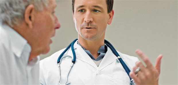 Kassenärzte kritisieren Umgang der Koalition mit der Vertraulichkeit Ein Arzt mit umhängendem Stethoskop erläutert einem älteren männlichen Patienten einen Sachverhalt.