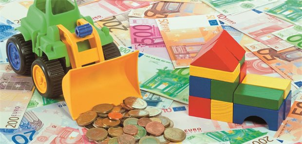 Finanzanlagen von Krankenkassen und KVen: Millionenbeträge stehen auf der Kippe Das Foto zeigt einen Spielbagger sowie Euroscheine und -münzen.