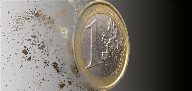 Krankenkassen mit rund 1,2 Milliarden Euro Überschuss im ersten Quartal Eine Ein-Euro-Münze löst sich auf.
