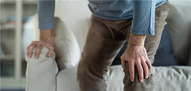 Werden die Vorteile von körperlicher Aktivität bei Arthrose überschätzt? Ein älterer Mann mit athrosebedingten Knieschmerzen.