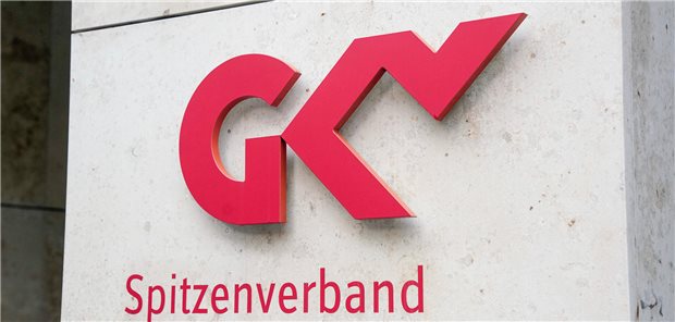 GKV-Verband rechnet mit steigendem Zusatzbeitrag auf mehr als drei Prozent Weckrufe!? Schild am Gebäude des GKV-Spitzenverbandes in Berlin-Mitte.