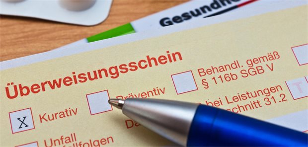 Elektronische Überweisung: So könnte sie in der Praxis funktionieren Eine Papier-Überweisung mit Stift