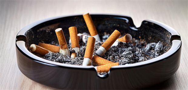 Lassen sich die Kriterien fürs Lungenkrebs-Screening vereinfachen? Aschenbecher mit Zigarettenstummel