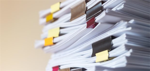 Hausärzte wünschen sich Leitlinien kürzer, strukturierter und praxisnäher Hoher Aktenstapel