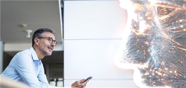 Medizinische Angaben gegenüber KI sind oft lückenhaft Mann mit Smartphone in der Hand spricht mit Künstlicher Intelligenz.