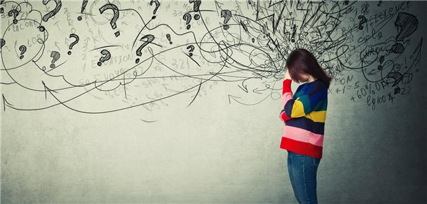 ADHS im Erwachsenenalter: Das gilt für Diagnostik und Therapie Eine Frau steht vor einer schwarzen Wolke.