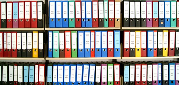„Überbordende Bürokratie“: Wirtschaftsrat der CDU sorgt sich um Zukunft der Pflegeinfrastruktur Mehrere Regale voller bunter Aktenordner.