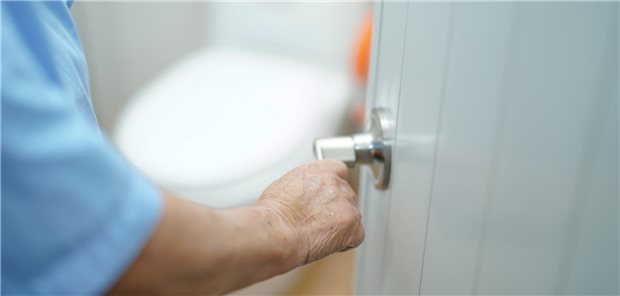 Opioid-induzierte Obstipation: Was tun, wenn Laxantien nichts bringen? Mann öffnet Tür zur Toilette
