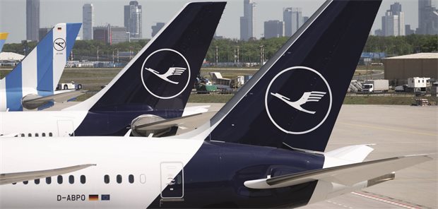 Aktienmarkt: Breite Streuung gegen gestörte Lieferketten Drei Flugzeuge stehen auf dem Rollfeld des Frankfurter Flughafens.