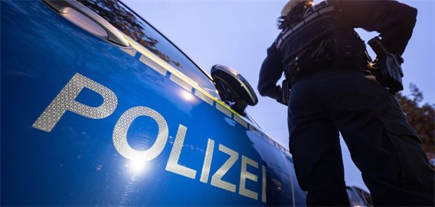 Bei genehmigter Durchsuchung müssen Praxisinhaber den Staatsanwalt machen lassen Polizei vor Polizeiwagen