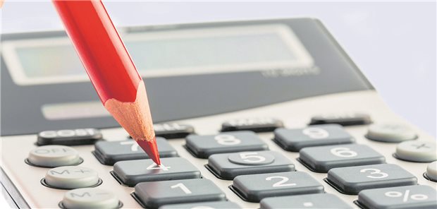 Nachteil HZV-Patienten? Hausärzte beklagen Ungleichbehandlung bei der Vorhaltepauschale Roter Buntstift wird auf die "4" der Tastatur eines Taschenrechners gehalten.