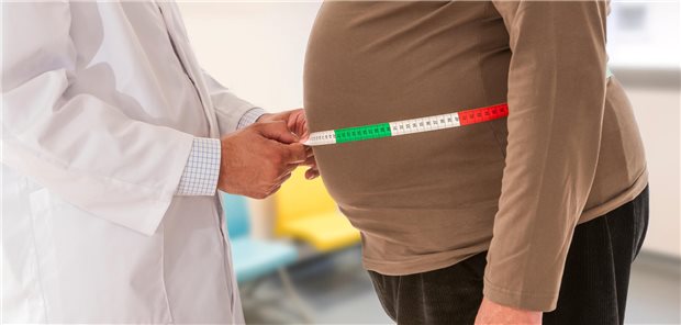 Adipositas wohl mit 70 Prozent höherem Risiko für schwere Infektionen assoziiert Ein Arzt misst den Bauchumfang.