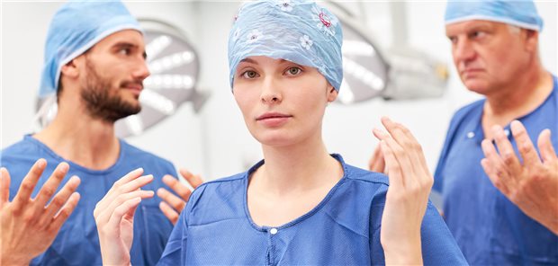 Tumorchirurgie: Geschlecht zählt auf beiden Seiten des Skalpells Drei Operateure in einem Operationssaal.