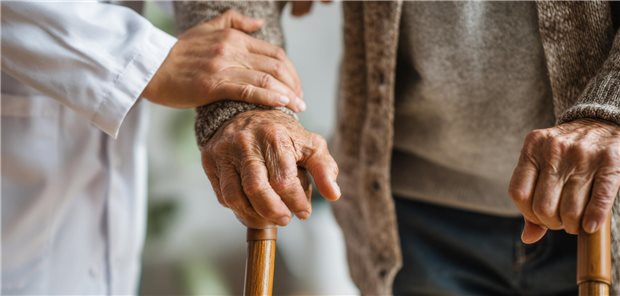Vorhaltepauschale und Fallwert-Boost: Das bringen Kooperationsverträge mit Pflegeheimen Ein alter Mensch auf Krücken wird von einem Arzt berührt.