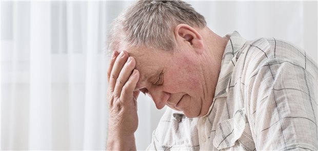 Psychische Erkrankungen gehen wohl mit schlechterer Diabetes-Versorgung einher Ein älterer Herr fasst sich mit der Hand an den Kopf.