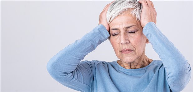 Systematisches Review: Dauerkopfschmerzen nach hämorrhagischem Schlaganfall sind häufig Eine ältere Frau, die sich mit schmerzverzerrtem Gesicht den Kopf hält, da sie unter Kopfschmerzen leidet.