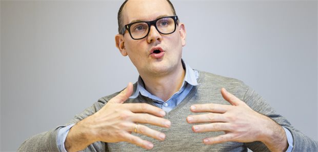 Janosch Dahmen: „Ich warne davor, das Primärversorgungssystem auf eine App zu reduzieren!“ Das Bild zeigt den gesundheitspolitischen Sprecher der Frasktion Bündnis90/Die Grünen im Bundestag. Er gestikuliert.