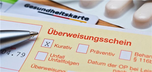 Psoriasis-Arthritis: Wann ist eine Überweisung in die Rheumatologie angezeigt? Nahaufnahme eines Überweisungsscheins.