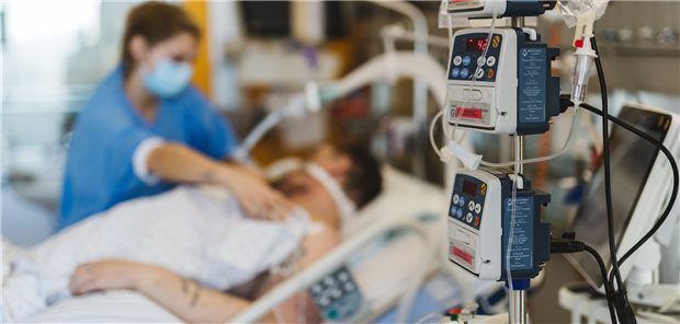 Das Triage-Dilemma: Leben kann man nicht aufwiegen Wie rationieren, wenn die Ressourcen in der Intensivversorgung begrenzt sind? Dafür braucht es Regeln.