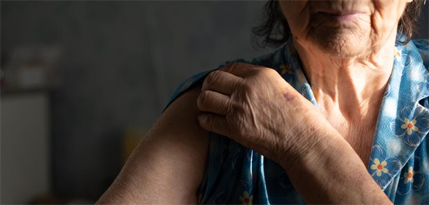 Indikationsunabhängige Corona-Impfung künftig für Kassenpatienten erst ab 75 ältere Frau in Frontansicht, hält Arm zur Impfung hin