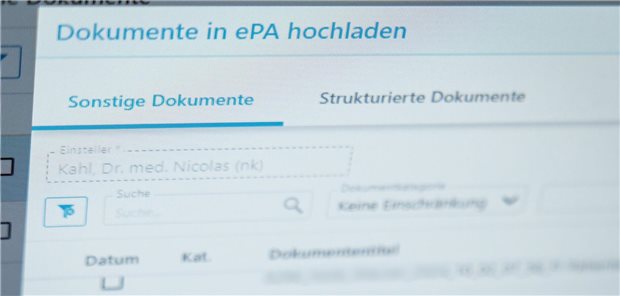 Bei diesen ePA-Baustellen müssen Praxen auf Behelfslösungen setzen Ein Arzt lädt Daten in die E-Patientenakte hoch